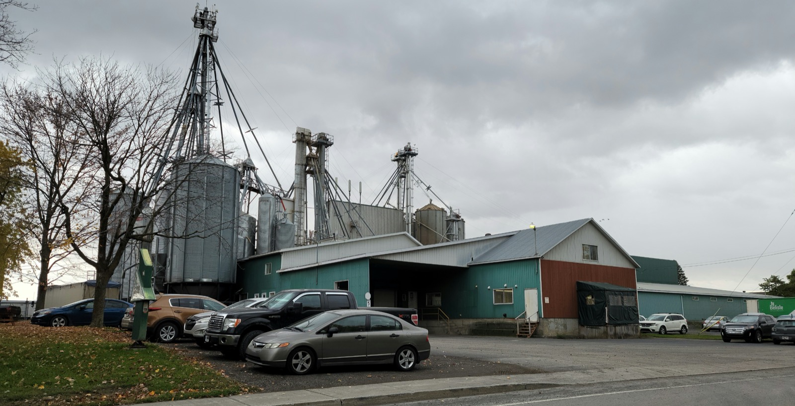 Silos à grain d'une entreprise agricole en bordure de la route 133, à Saint-Mathias-sur-Richelieu