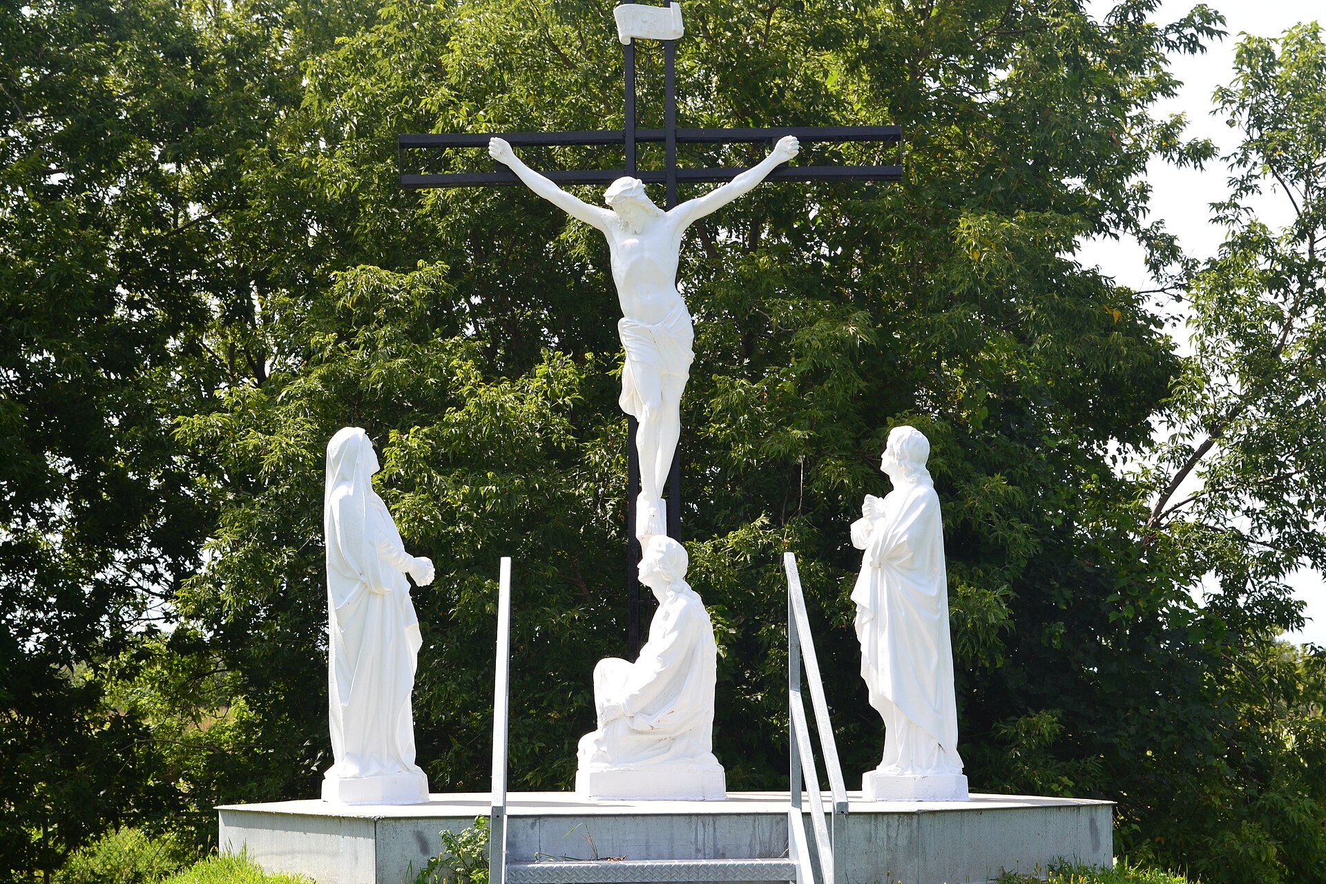 Le calvaire du cimetière de Saint-Mathieu, avec ses statues blanches au pied de la croix
