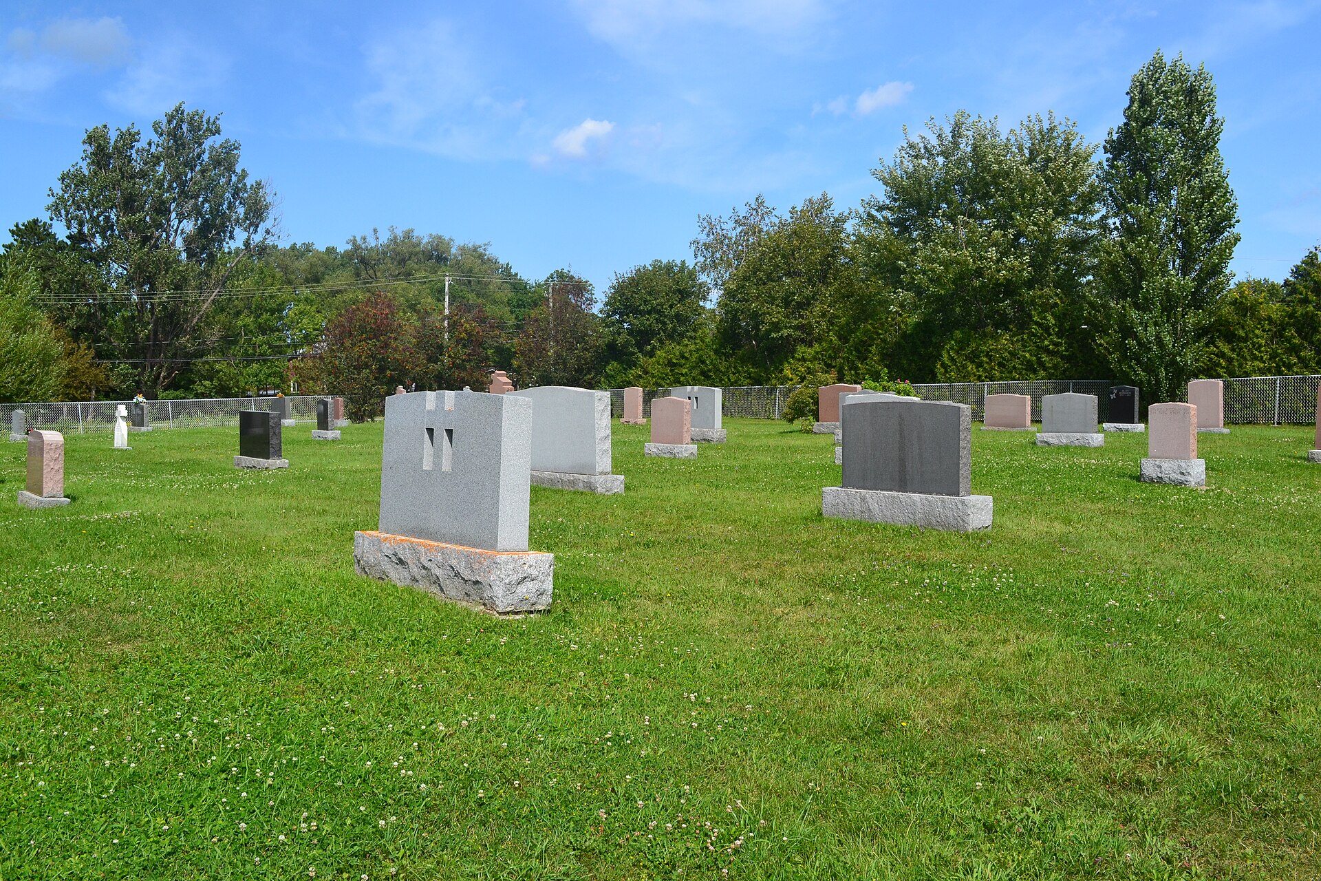 Le cimetière de l'église Saint-Mathieu sous le soleil d'été