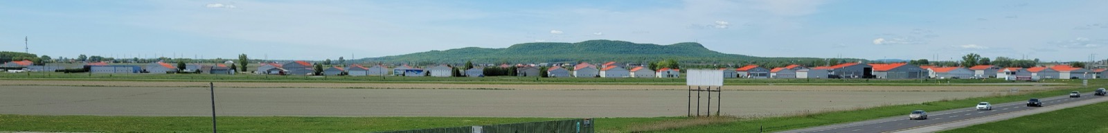 L'aéroport Gilles-Beaudet de Saint-Mathieu-de-Beloeil, vu du viaduc de la route 229