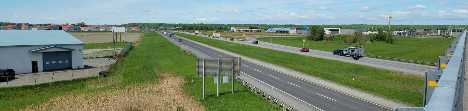 L'autoroute 20 vue du viaduc à Saint-Mathieu-de-Beloeil