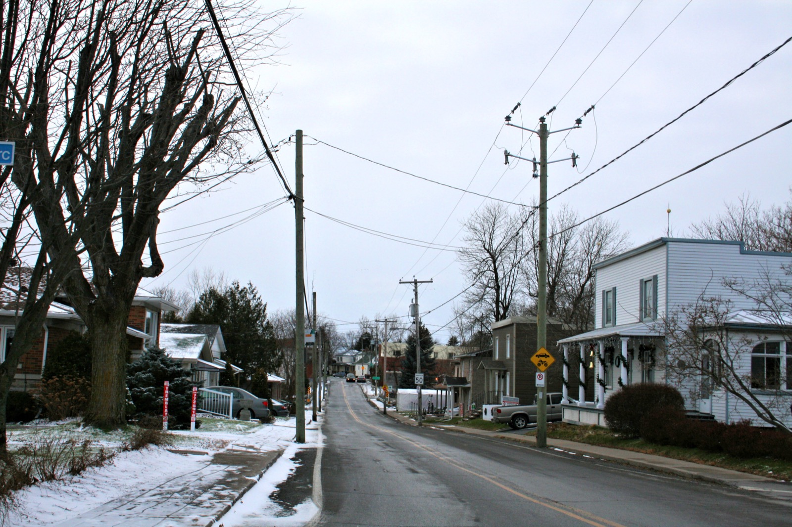 Une rue du cœur villageois de Saint-Philippe, avec ses maisons d'époque