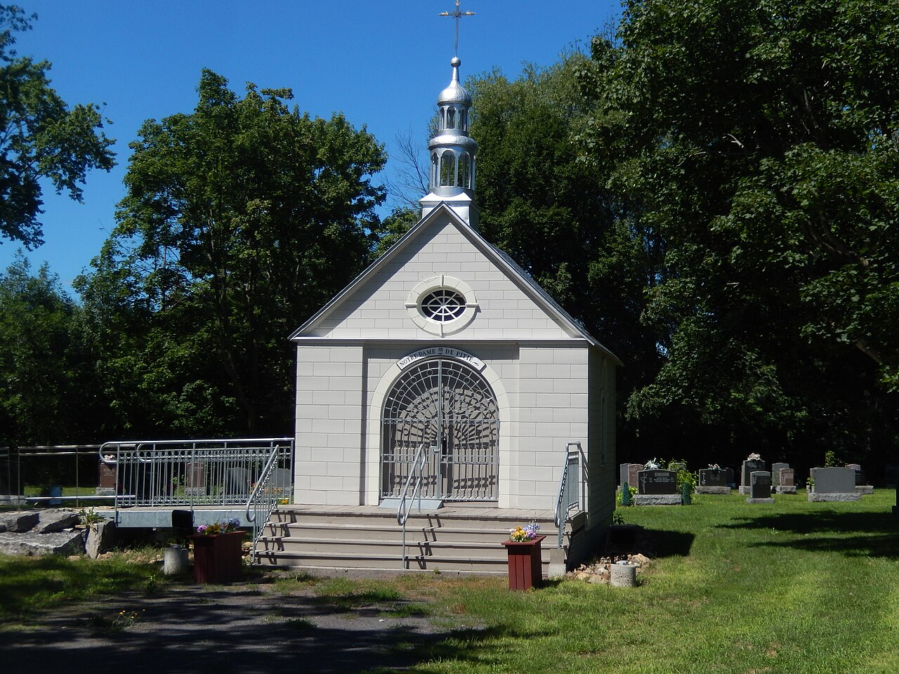 La chapelle de procession Notre-Dame-de-Pitié, en bois blanc, derrière l'église de Saint-Sulpice