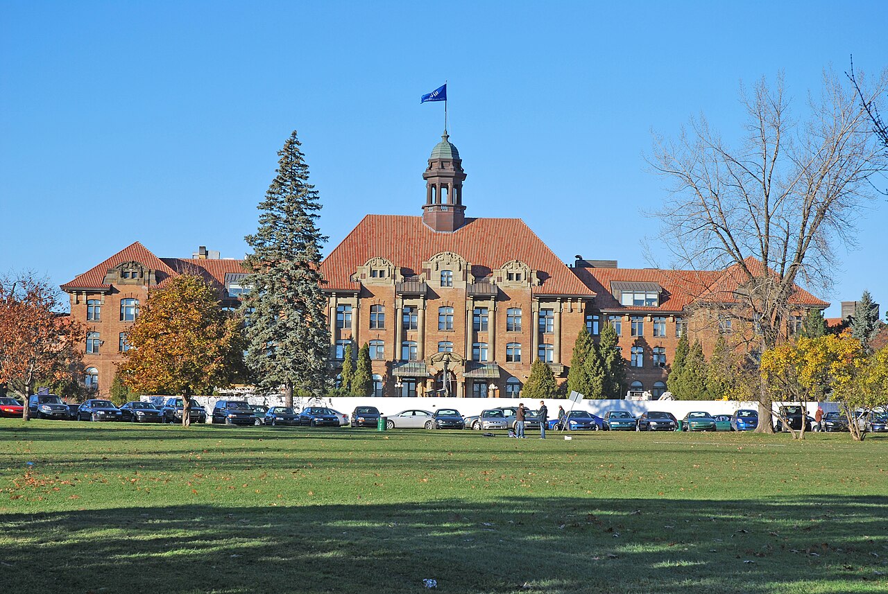 Le pavillon principal historique du cégep John-Abbott, rue Lakeshore