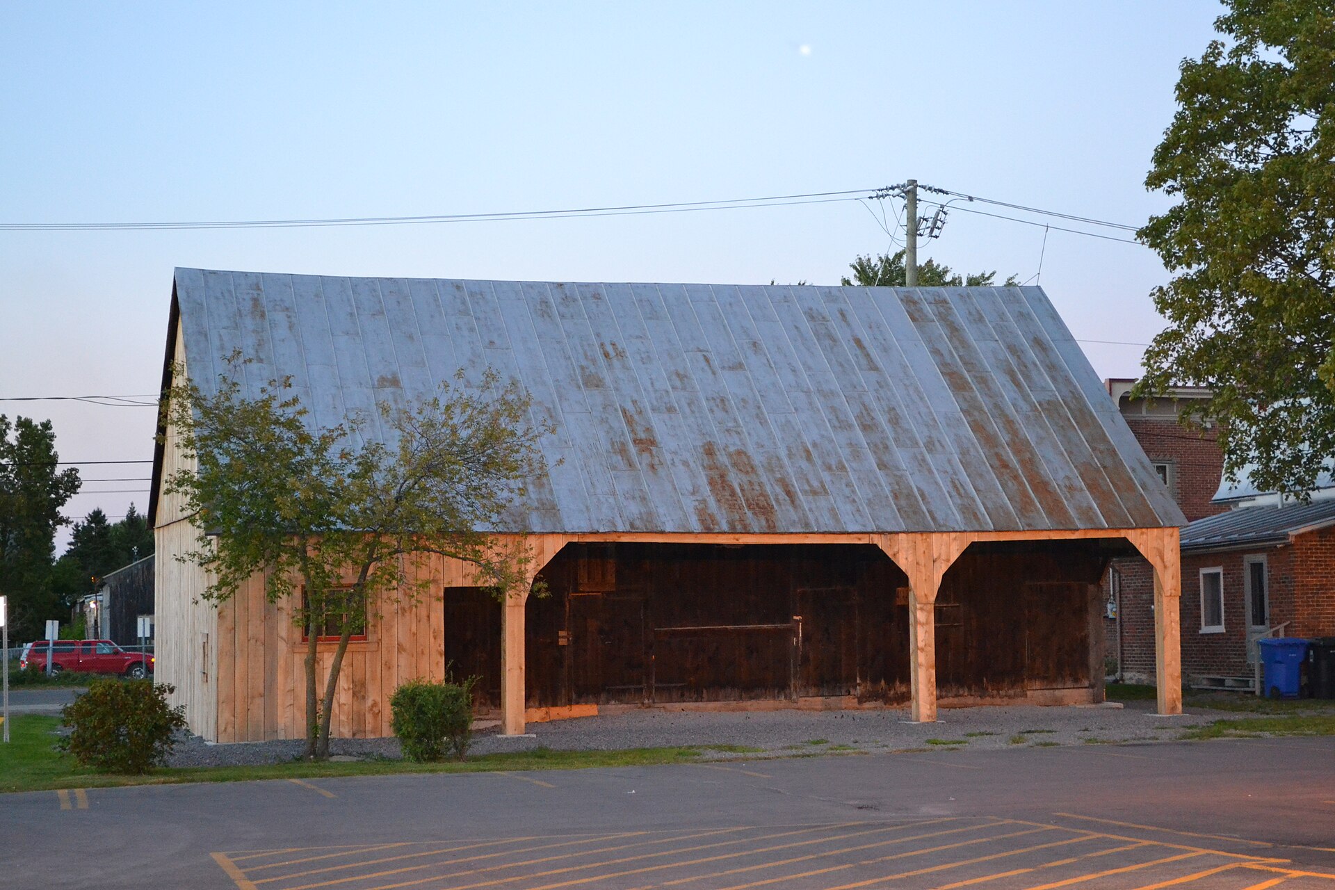 La grange-écurie des Prêtres-Chaumont, bâtiment de bois du 19e siècle, boulevard Sainte-Anne