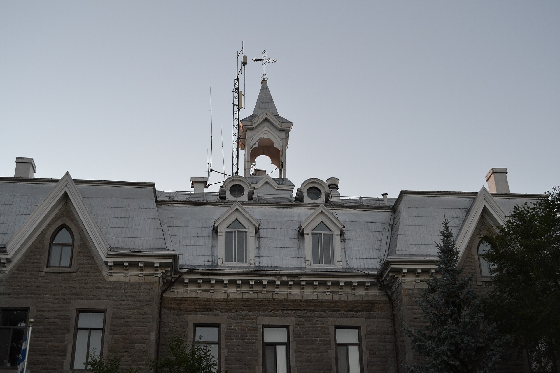 L'hôtel de ville de Sainte-Anne-des-Plaines, ancien couvent de pierre de 1882