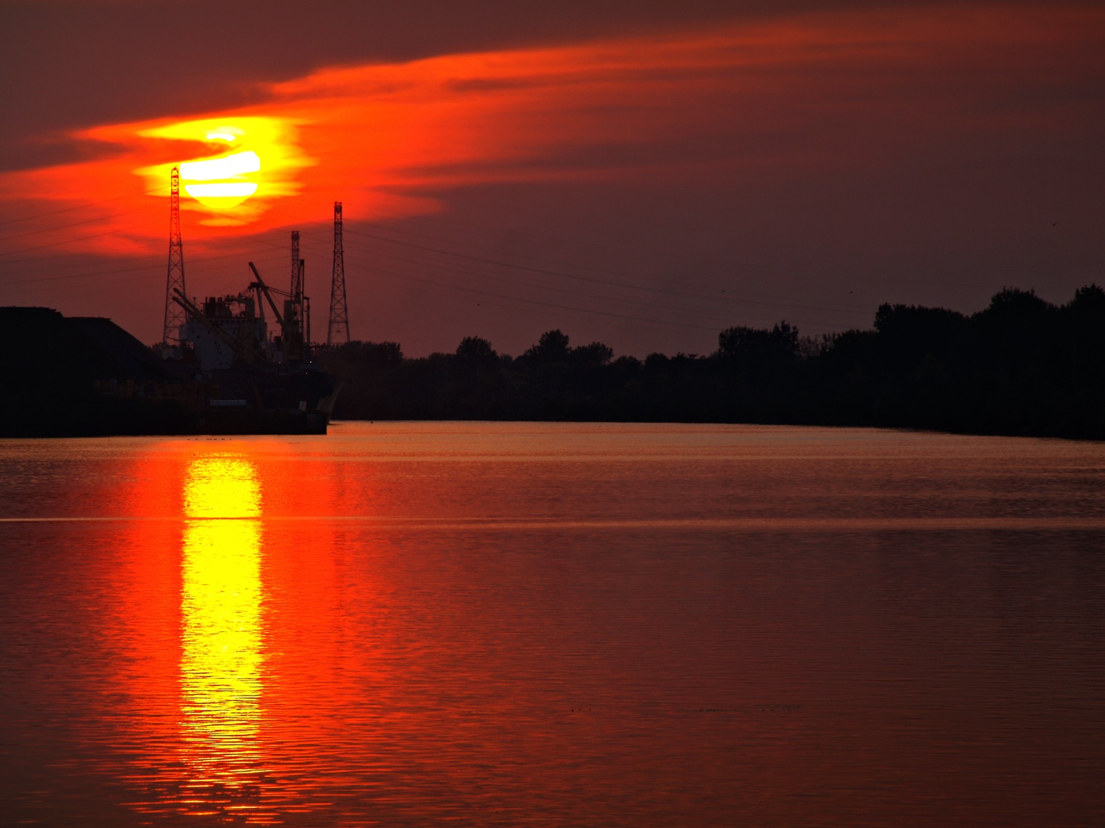 Coucher de soleil sur la Voie maritime du Saint-Laurent à Sainte-Catherine
