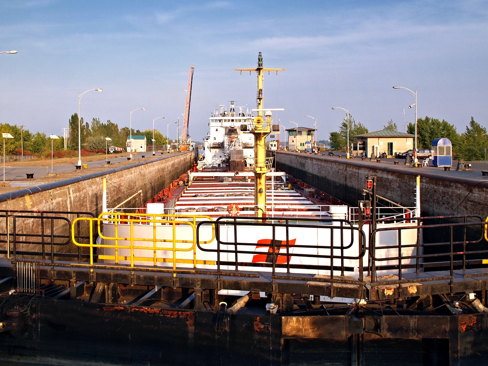 Le navire CSL Niagara dans le sas de l'écluse de Côte-Sainte-Catherine, sur la Voie maritime du Saint-Laurent
