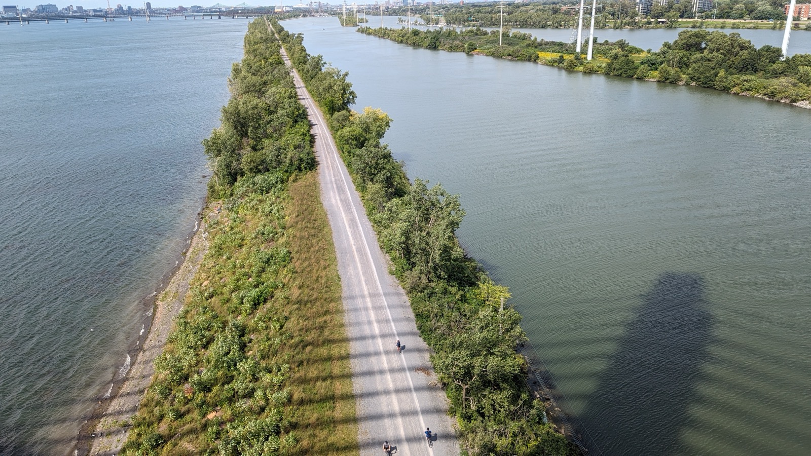 La piste cyclable de la Voie maritime du Saint-Laurent, près du pont Samuel-De Champlain