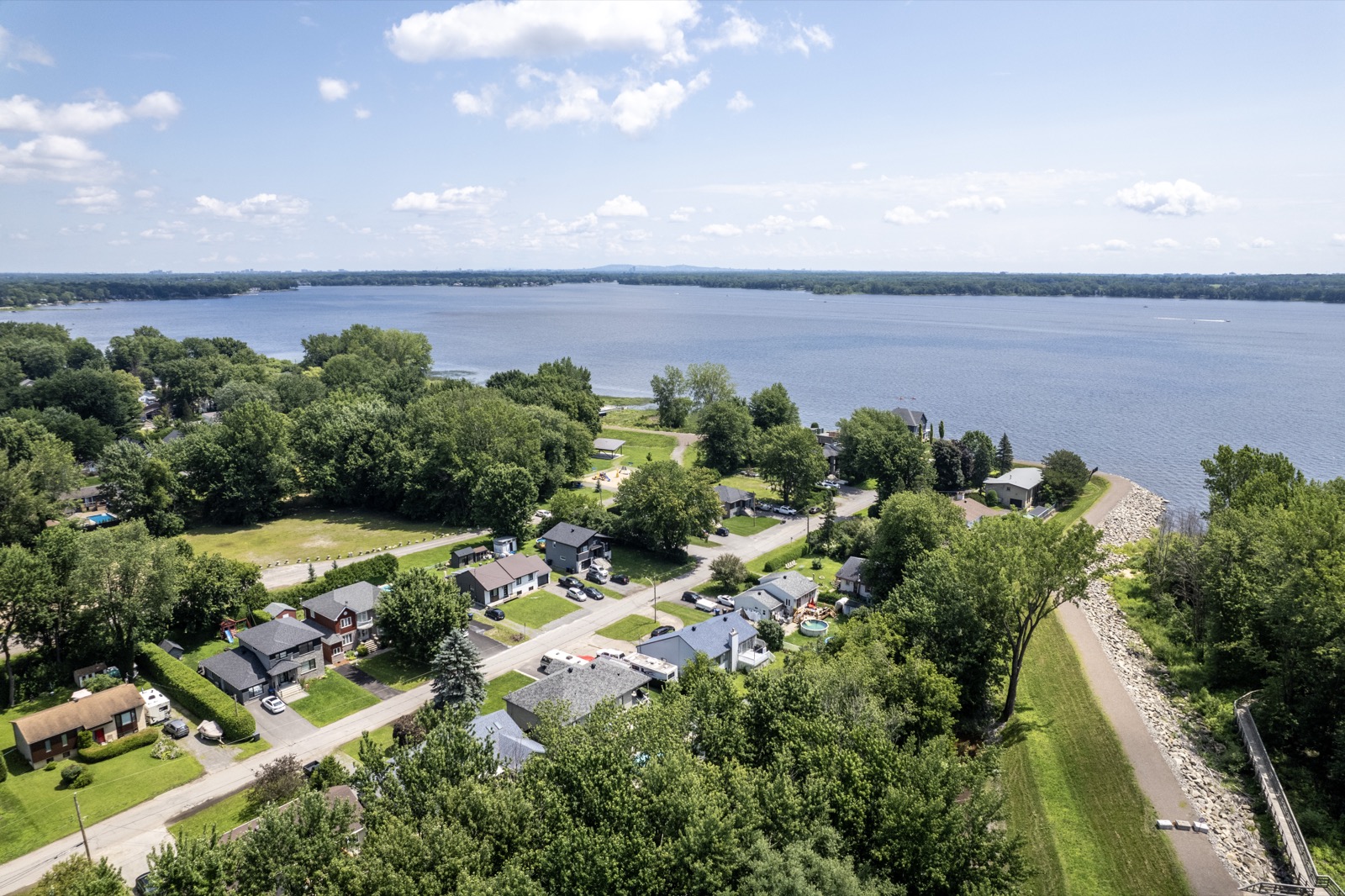Vue aérienne de la 22e Avenue et de ses maisons, à Sainte-Marthe-sur-le-Lac
