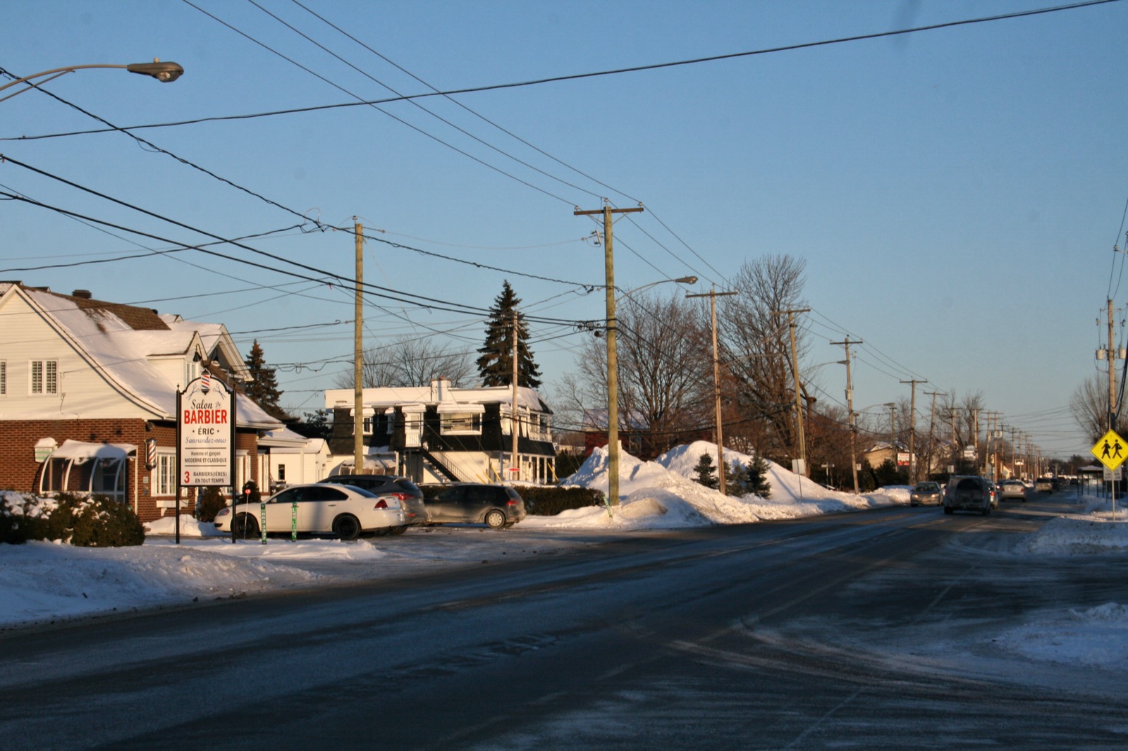 Artère commerciale bordée de commerces de proximité à Sainte-Marthe-sur-le-Lac, en hiver