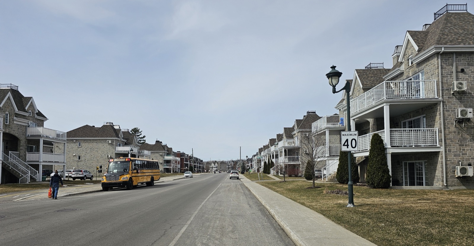Le boulevard des Pins et son secteur résidentiel récent, à Sainte-Marthe-sur-le-Lac