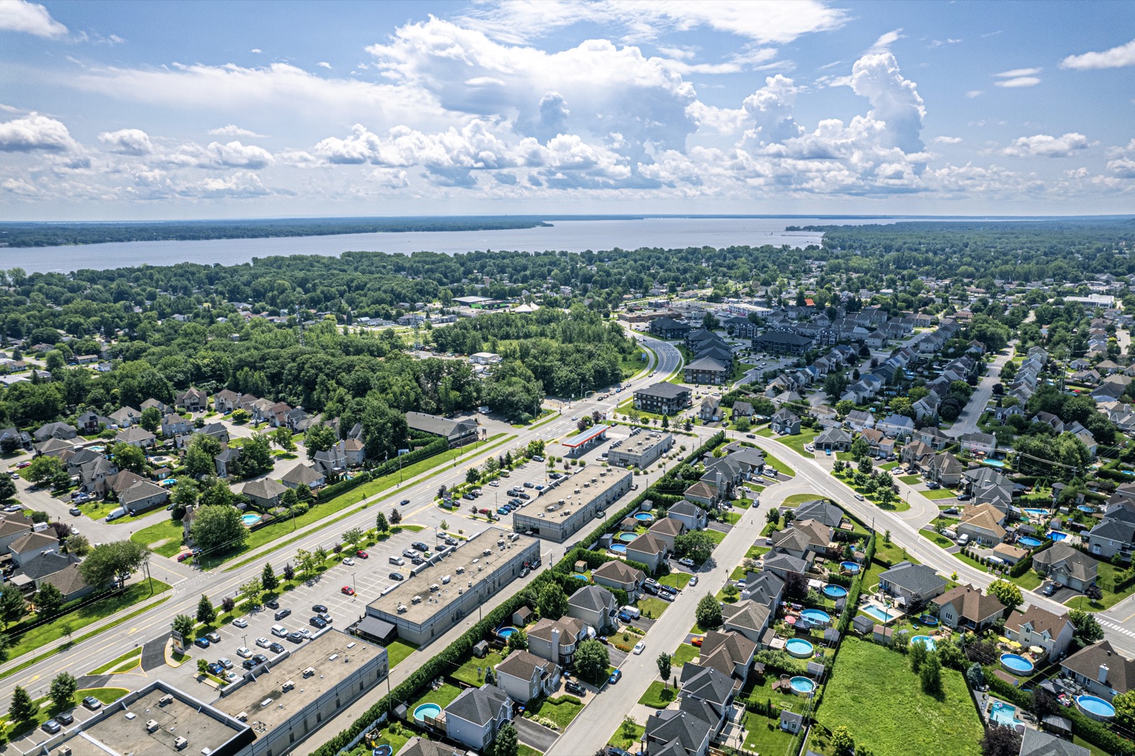 Vue aérienne du boulevard des Promenades et de son pôle commercial, à Sainte-Marthe-sur-le-Lac