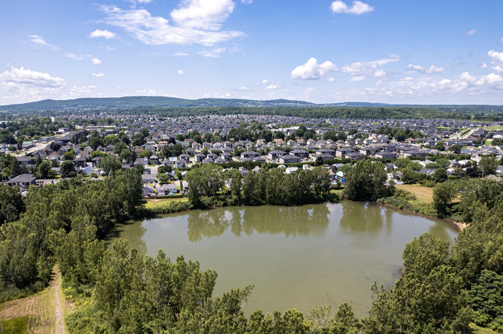 Vue aérienne du lac de la sablière Excelsior, entouré du secteur résidentiel de Sainte-Marthe-sur-le-Lac