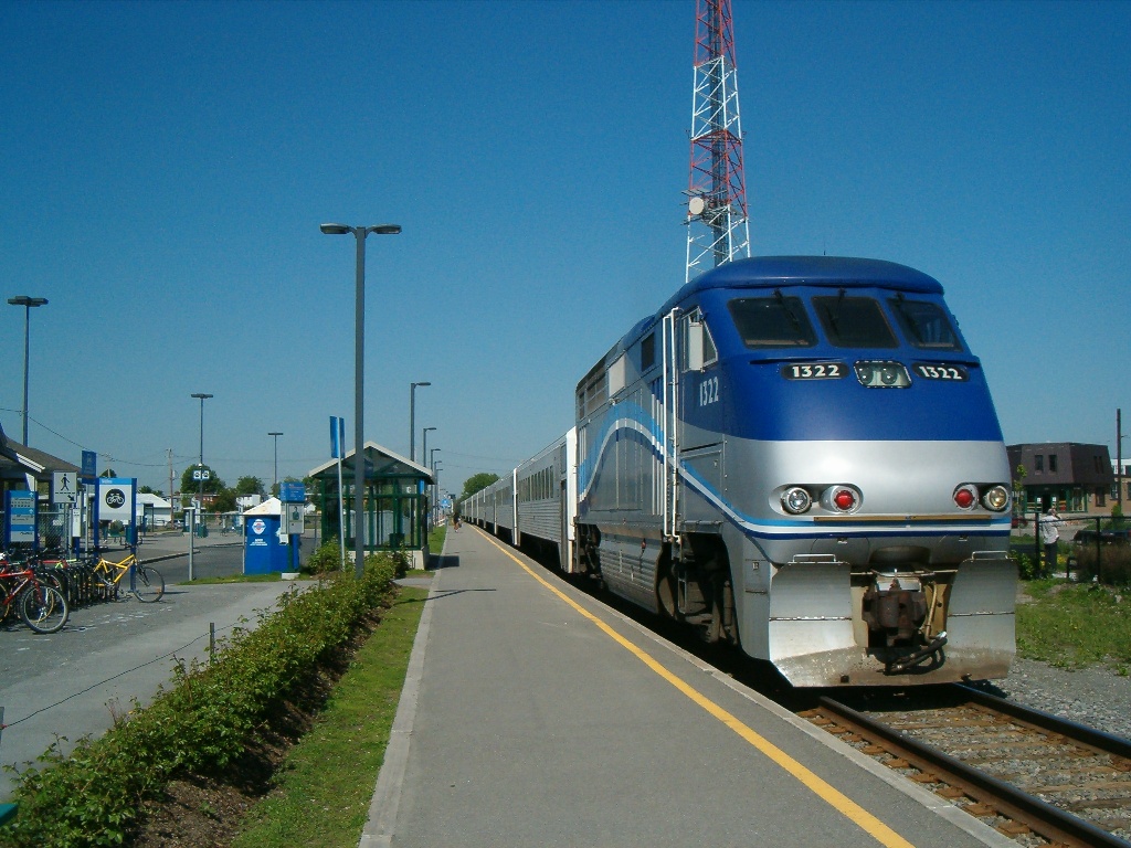 Un train de banlieue à la gare de Sainte-Thérèse