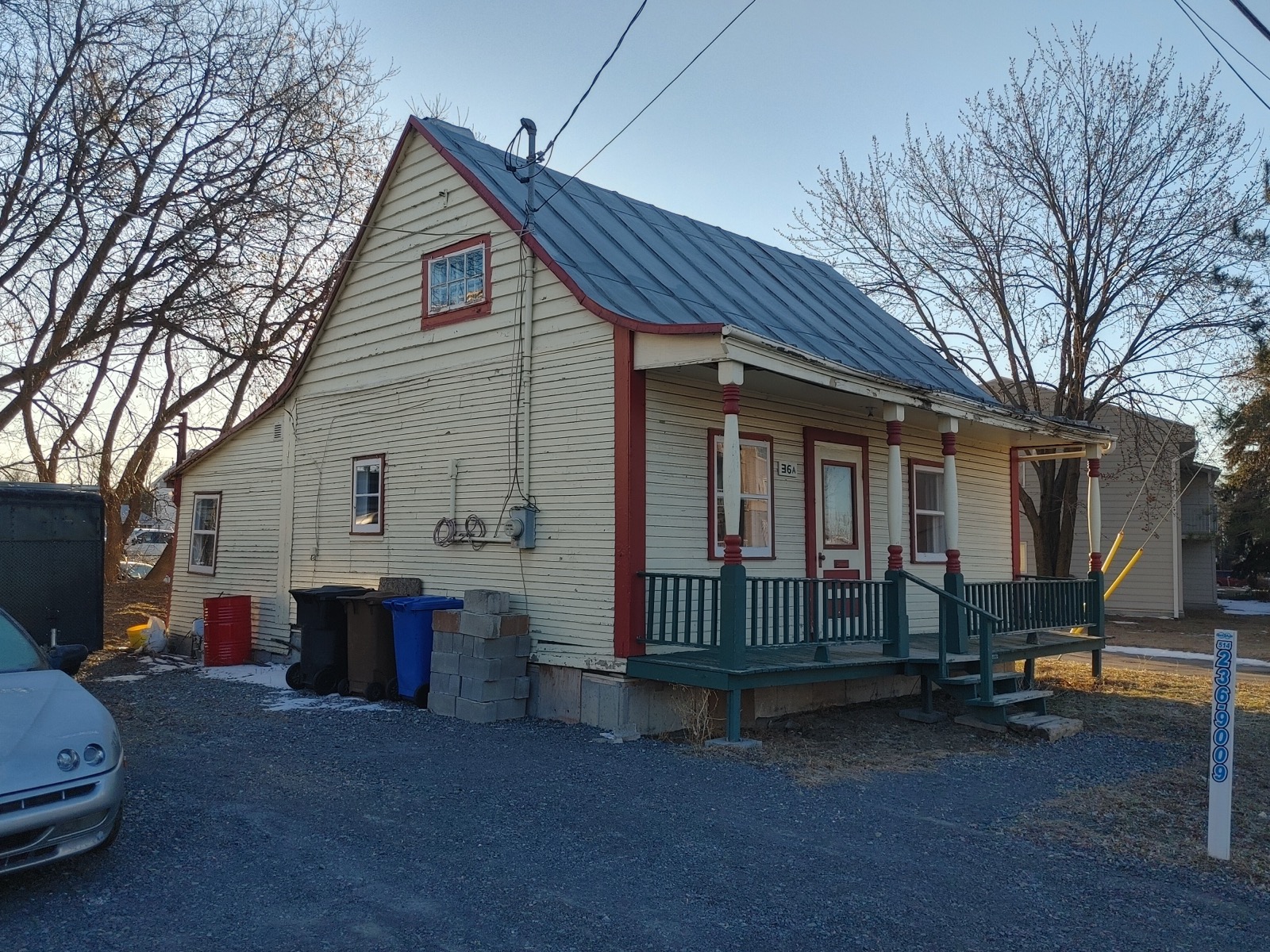 La petite maison jaune, ou maison Joseph-Laliberté, déplacée en 2022 rue Main à Sainte-Thérèse