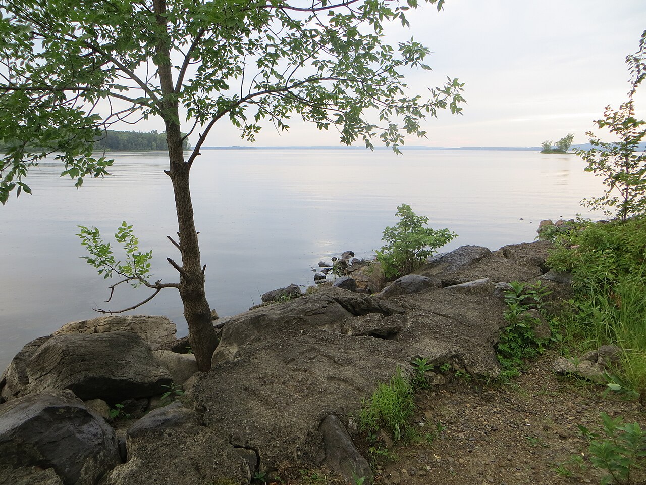 Rive rocheuse du parc-nature de l'Anse-à-l'Orme, face au lac des Deux Montagnes
