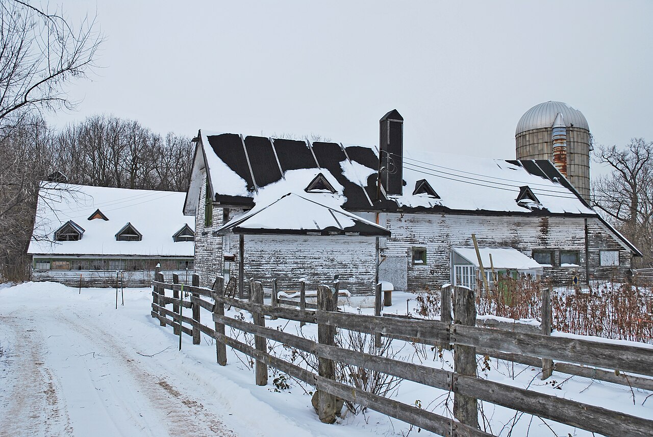 Grange-étable et silo du domaine du Bois-de-la-Roche, chemin de Senneville, en hiver