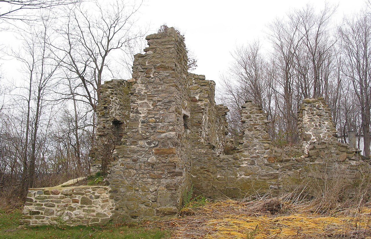 Vestiges de pierre du site archéologique du fort de Senneville