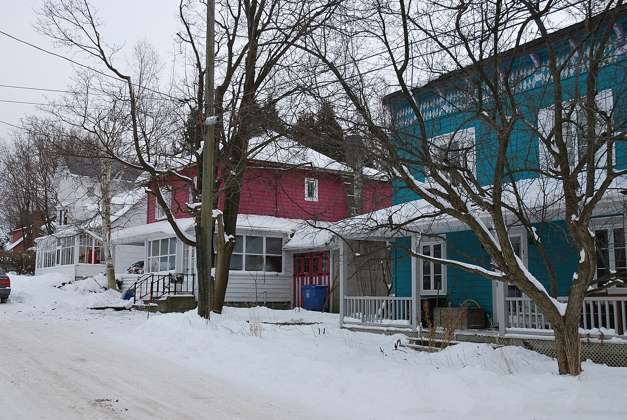 Maisons de village colorées de l'avenue Phillips sous la neige, à Senneville