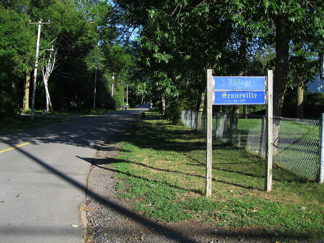 Panneau « Village Senneville Inc. 1895 » à l'entrée du village de Senneville