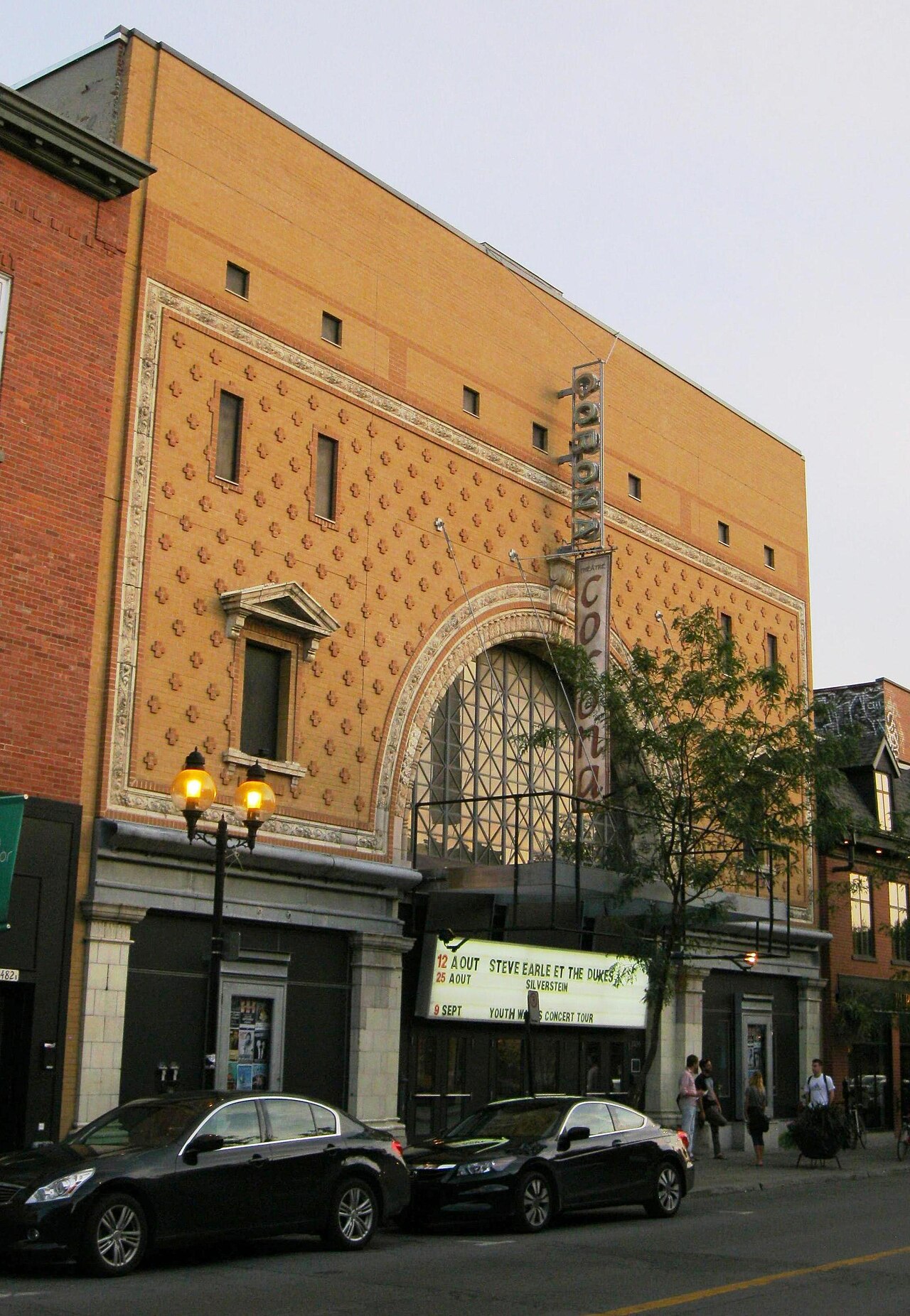 Le théâtre Corona sur Notre-Dame Ouest