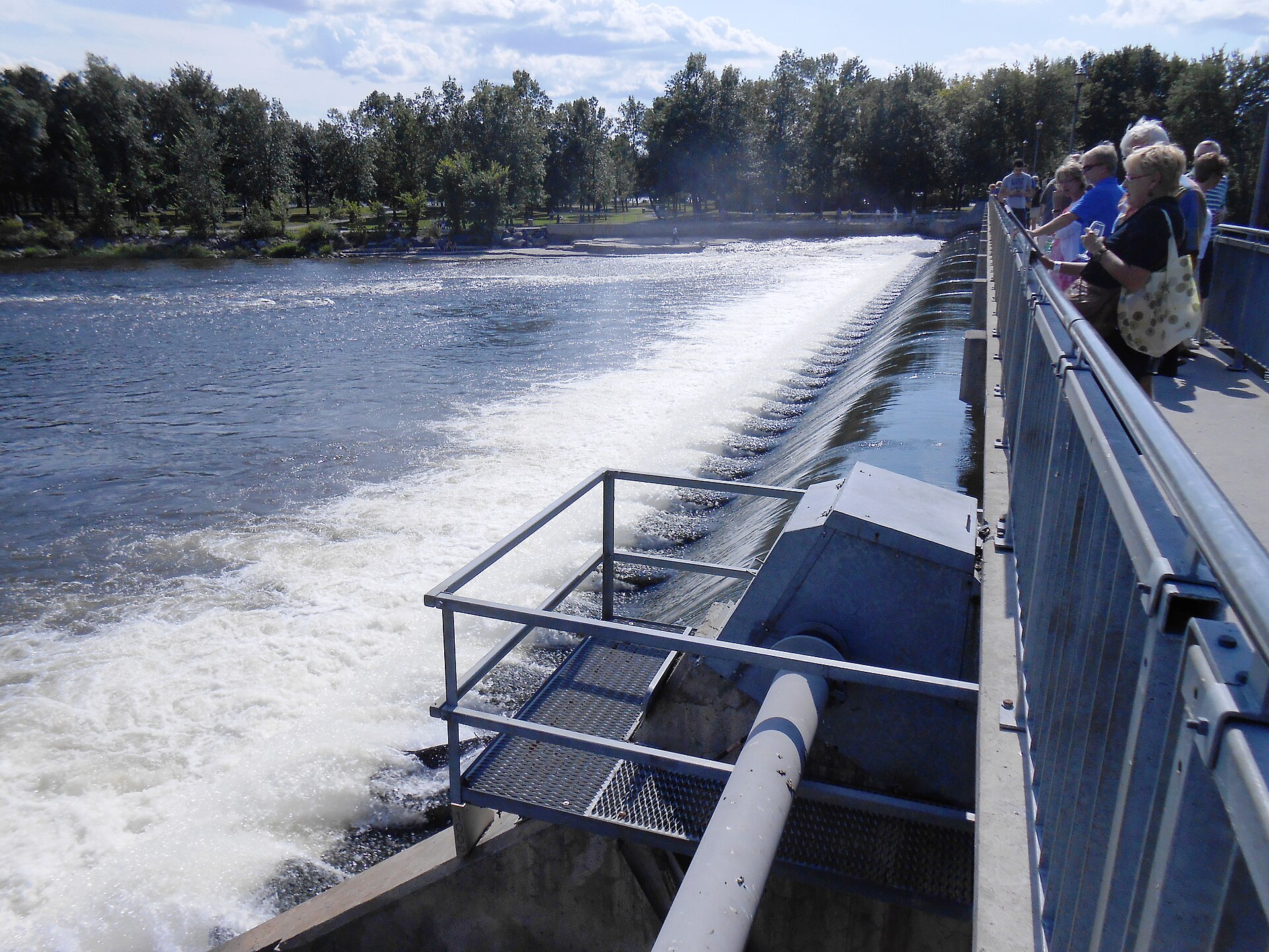 Le déversoir du barrage du Moulin-Neuf et sa passerelle piétonnière, à Terrebonne