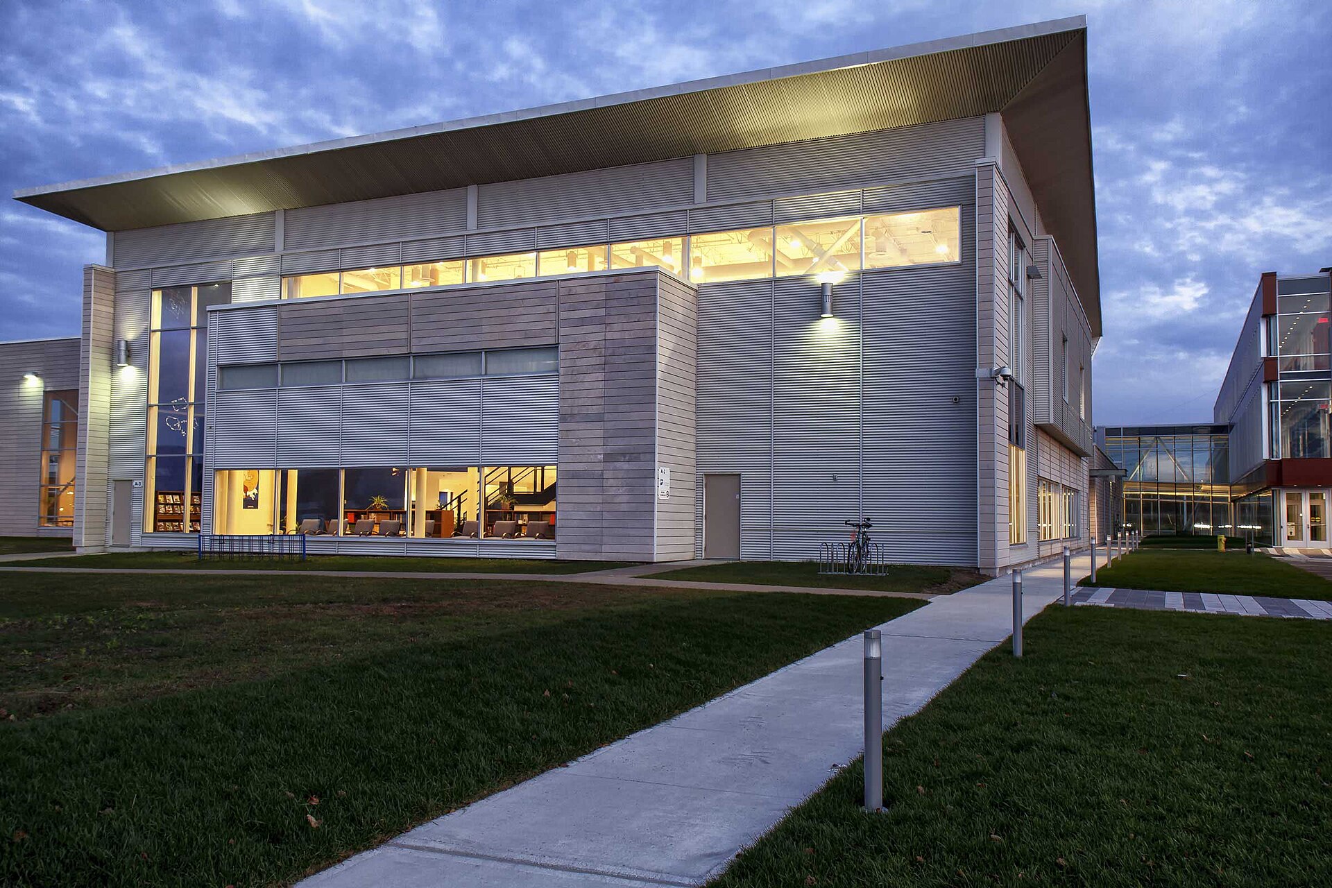 Le campus du Cégep régional de Lanaudière à Terrebonne, en fin de journée