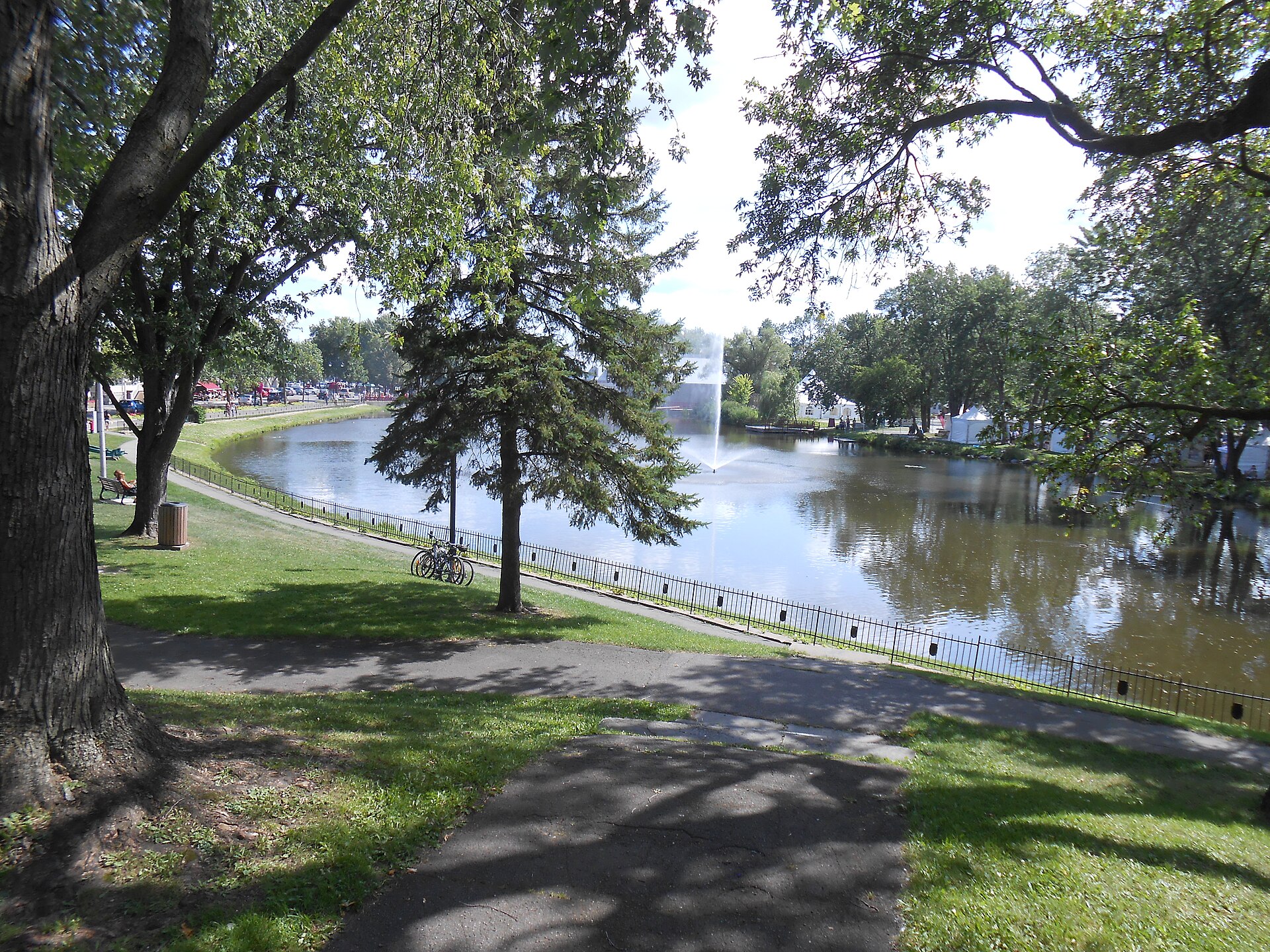 Le parc Masson et l'étang des Moulins, avec sa piste et sa fontaine, à Terrebonne