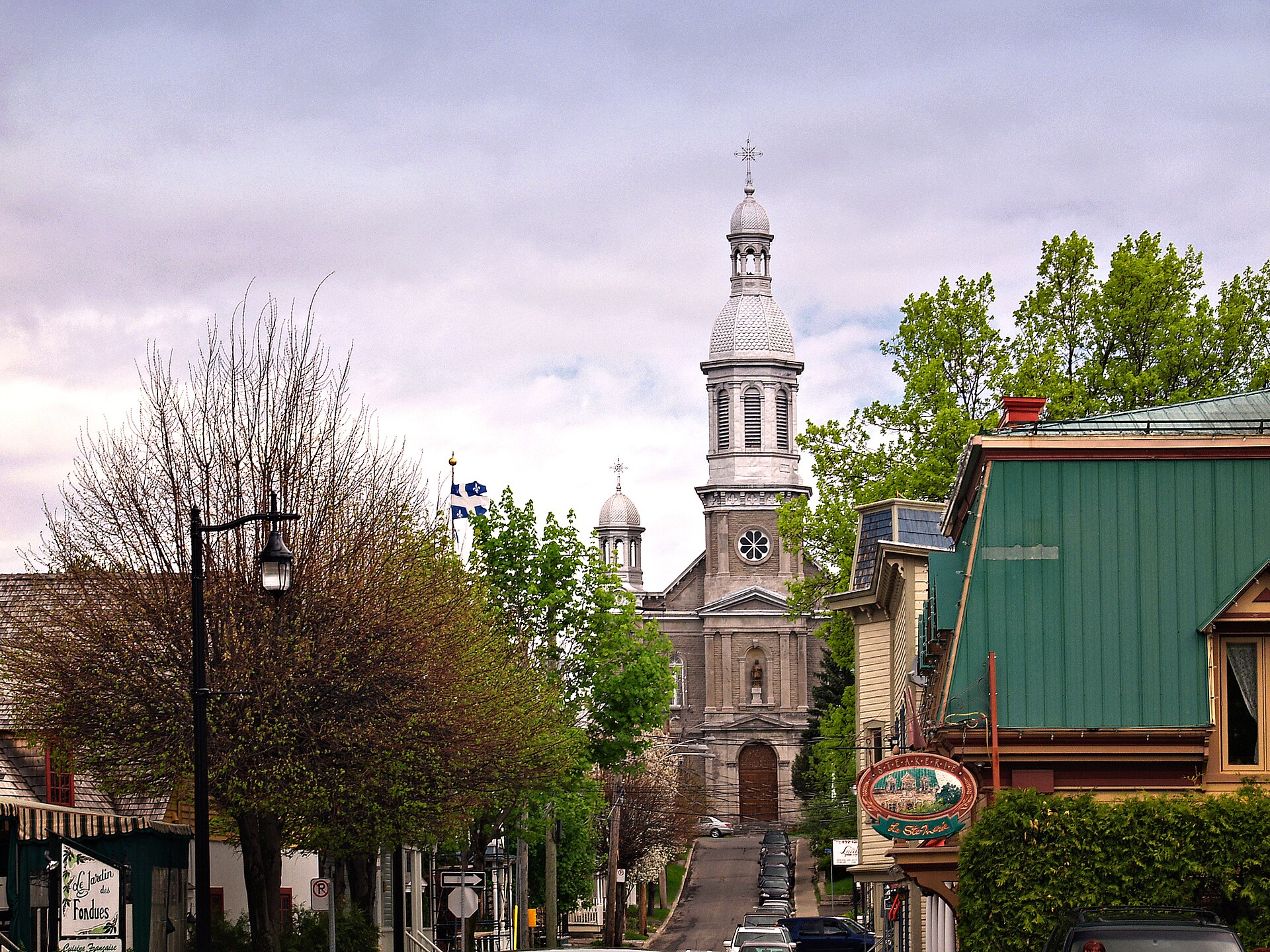 La rue Sainte-Marie et le clocher de l'église Saint-Louis-de-France, dans le Vieux-Terrebonne