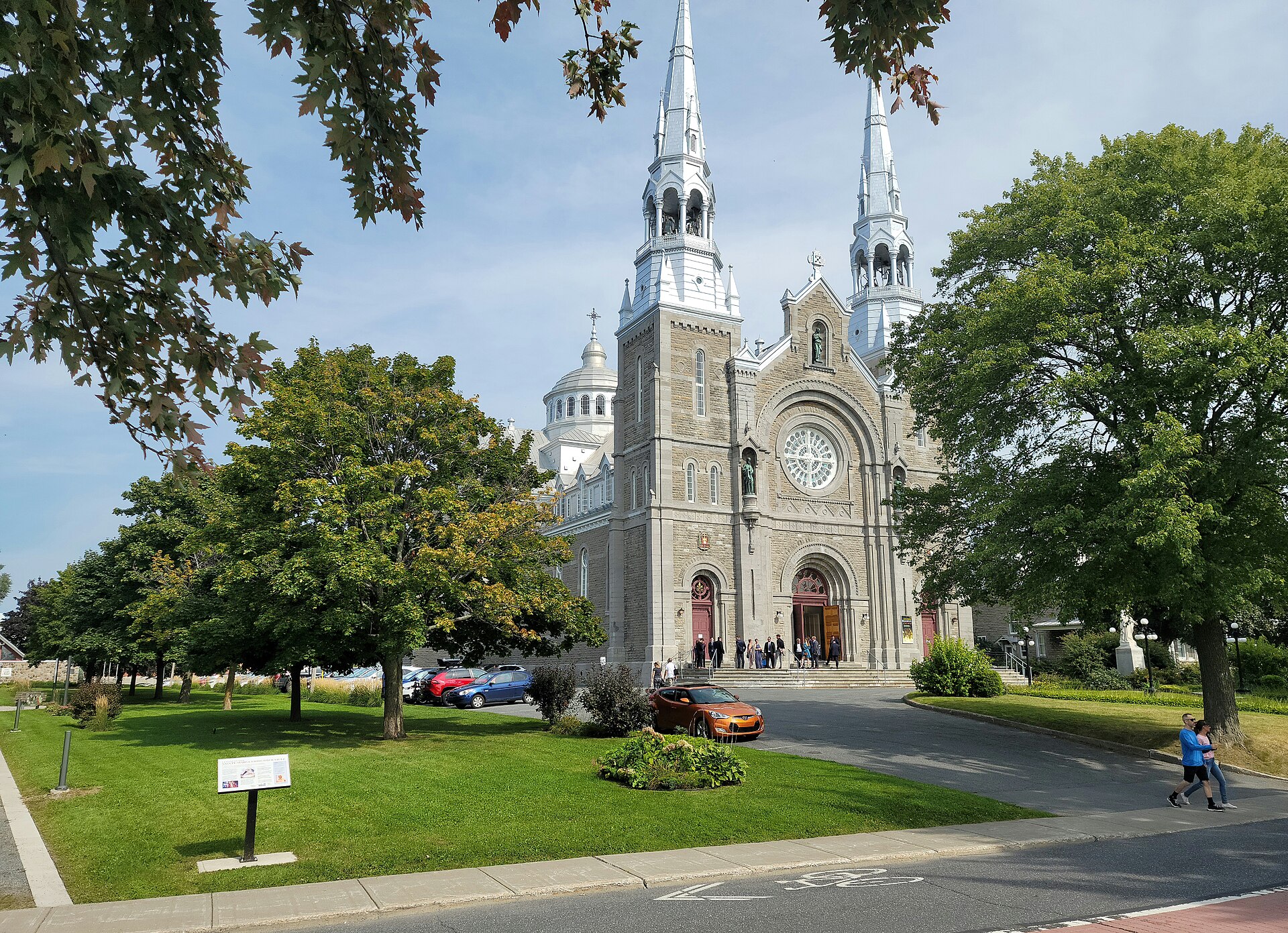 La basilique Sainte-Anne-de-Varennes et ses deux clochers argentés