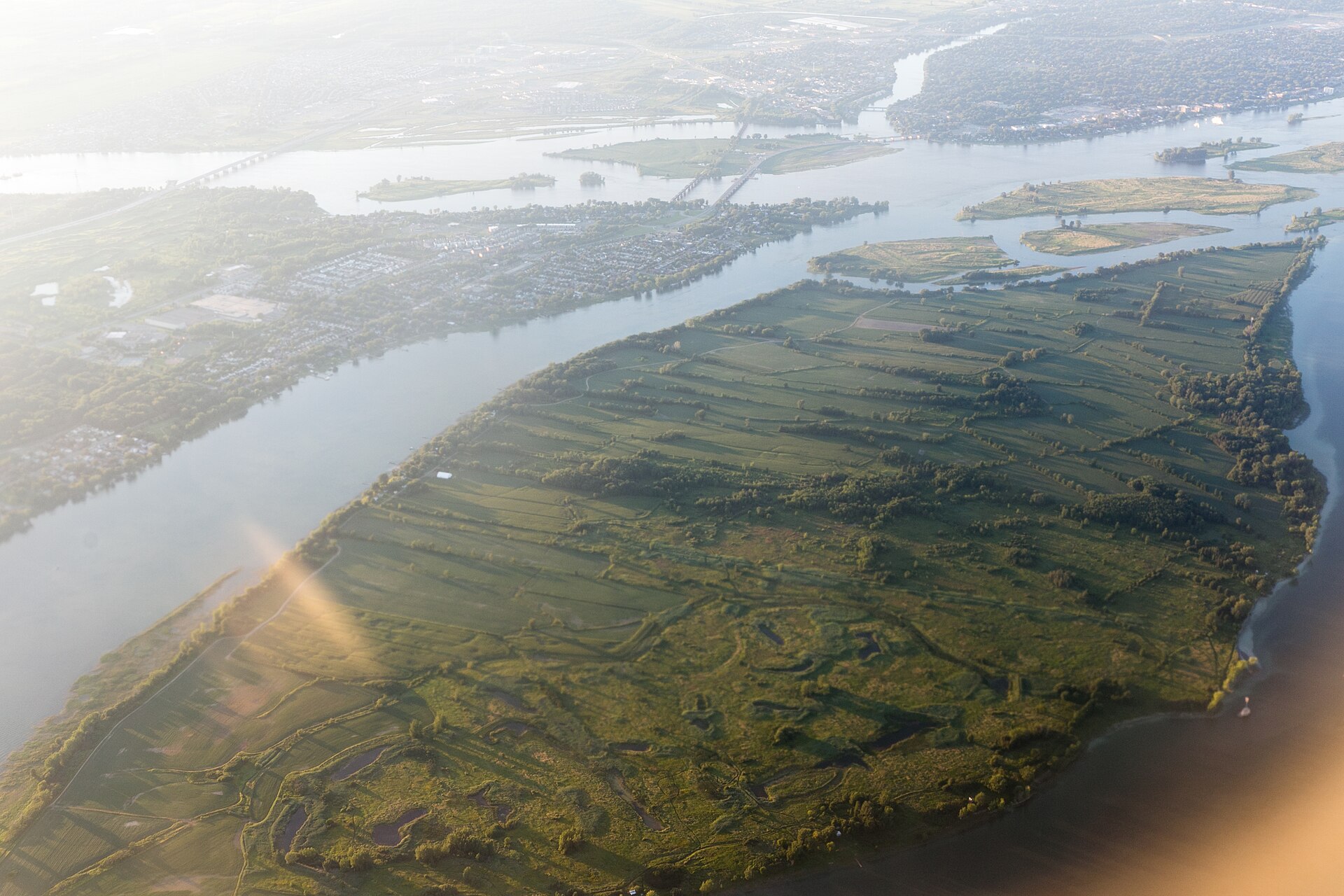 Vue aérienne de l'île Sainte-Thérèse dans le fleuve Saint-Laurent, face à Varennes