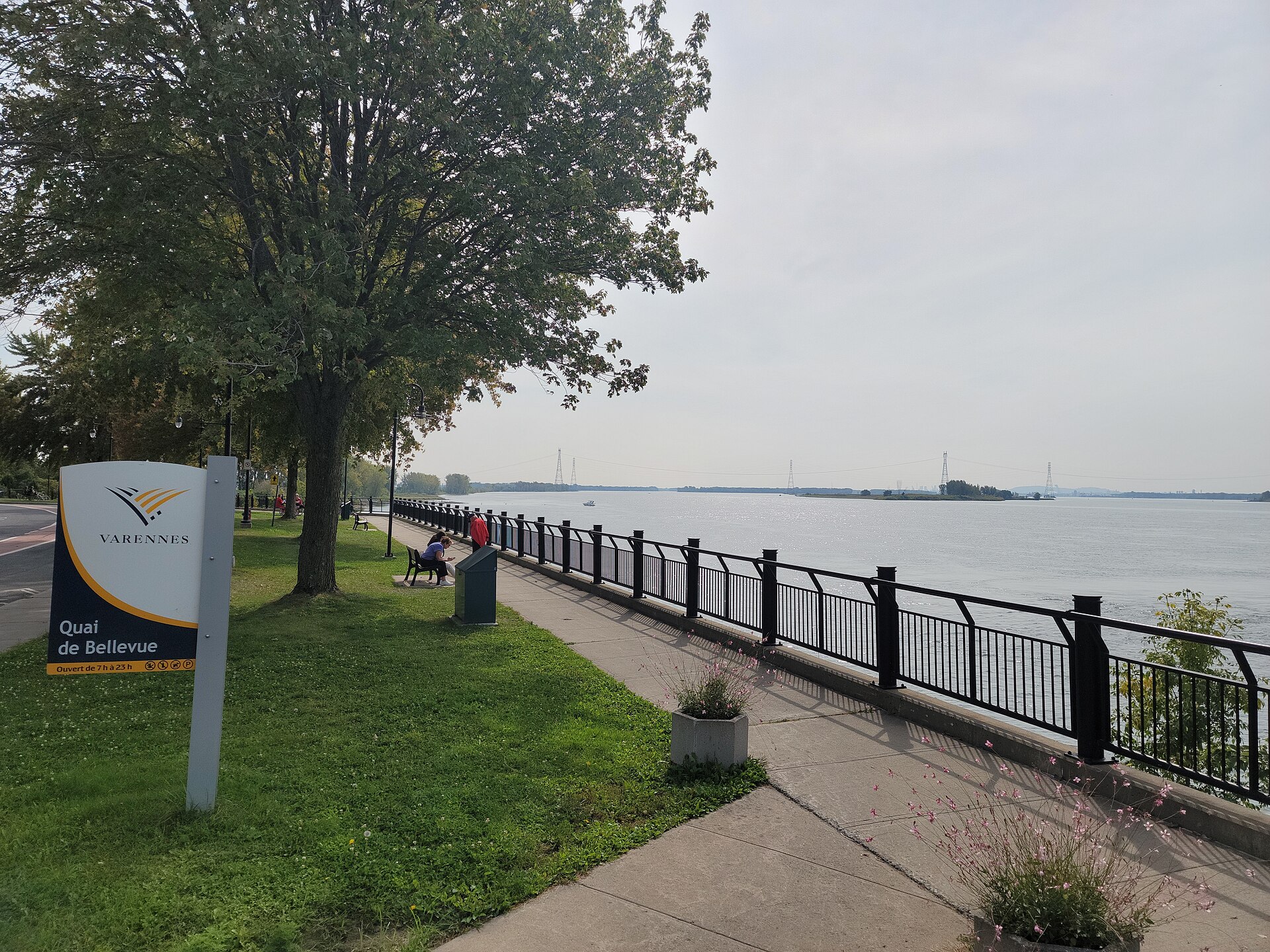 La promenade du quai de Bellevue en bordure du fleuve à Varennes