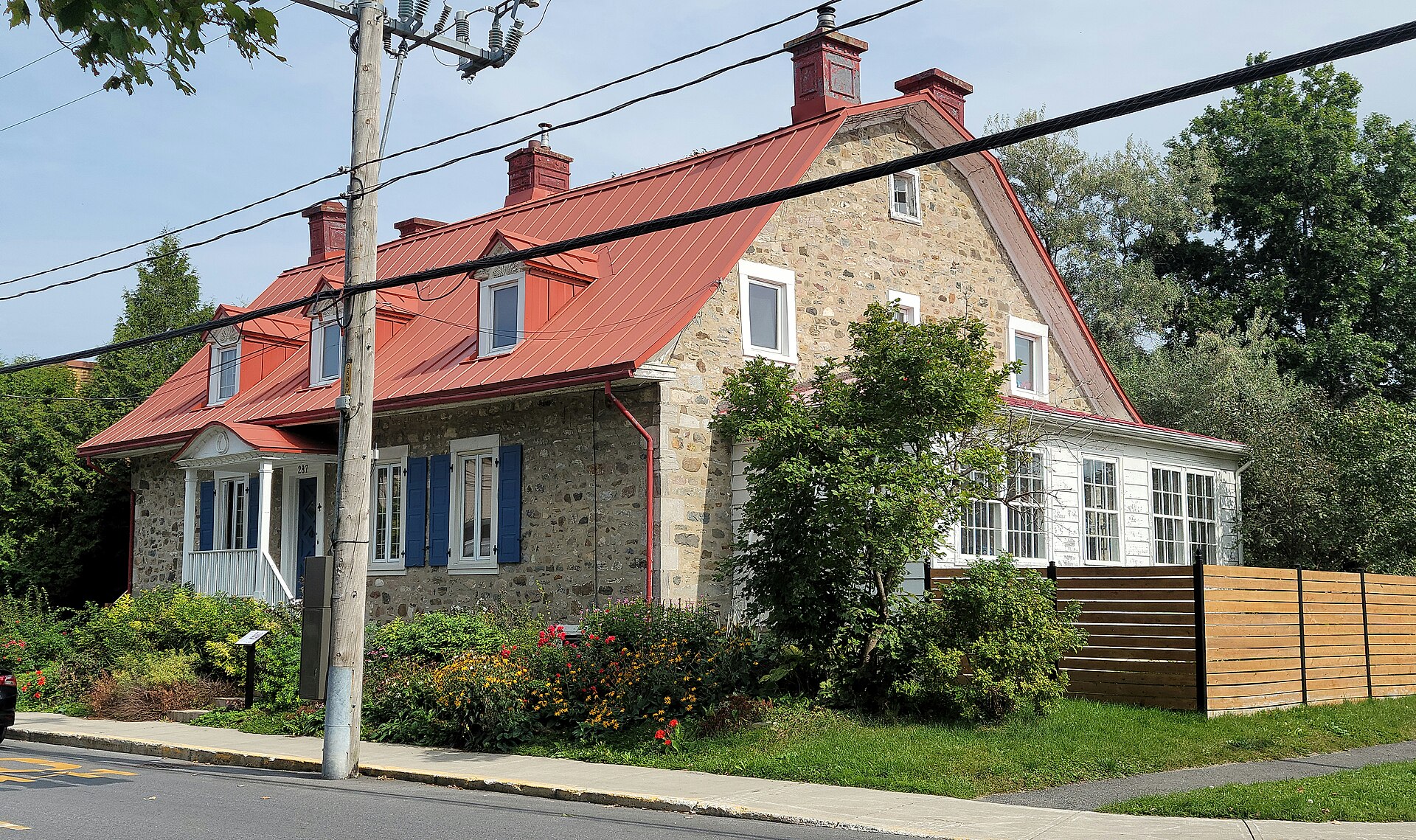 Maison ancestrale en pierre au toit rouge sur la rue Sainte-Anne à Varennes