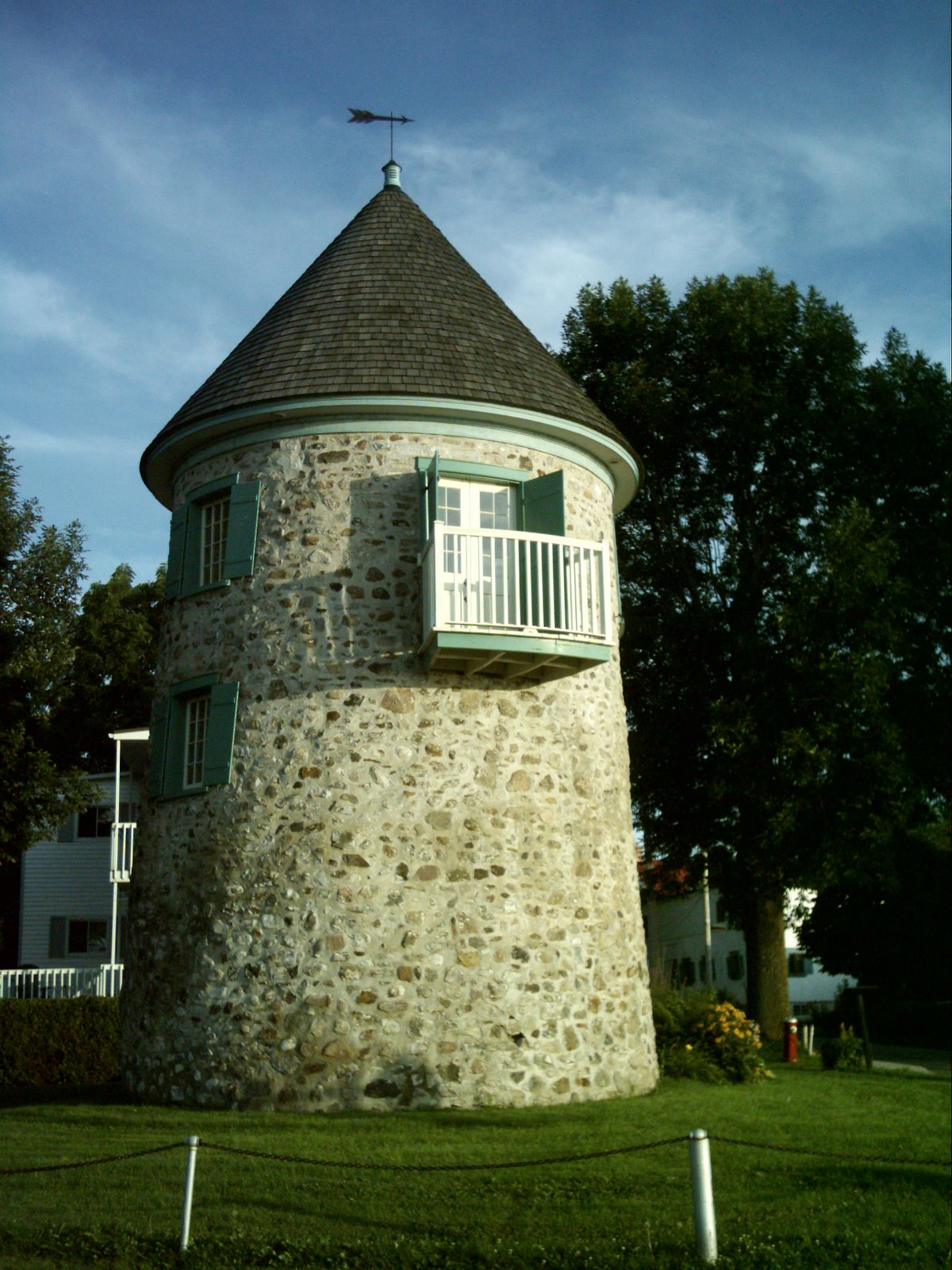 Le moulin banal de Verchères, tour de pierre au toit conique