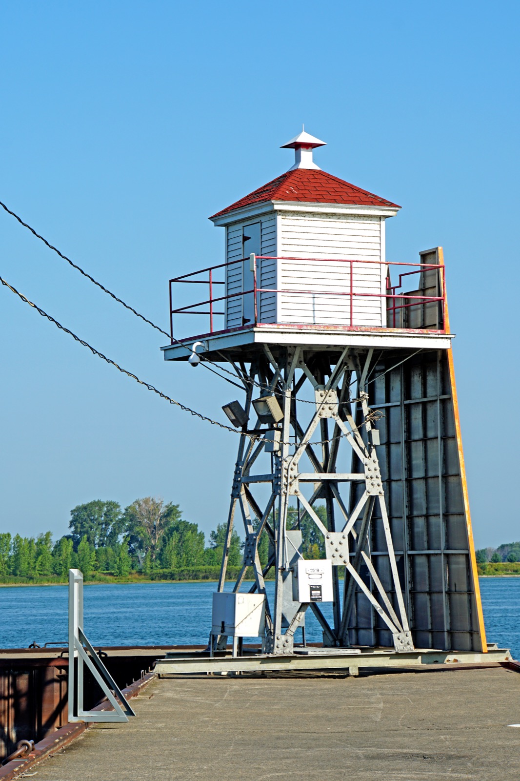 Le feu d'alignement blanc du village de Verchères, au bord du fleuve