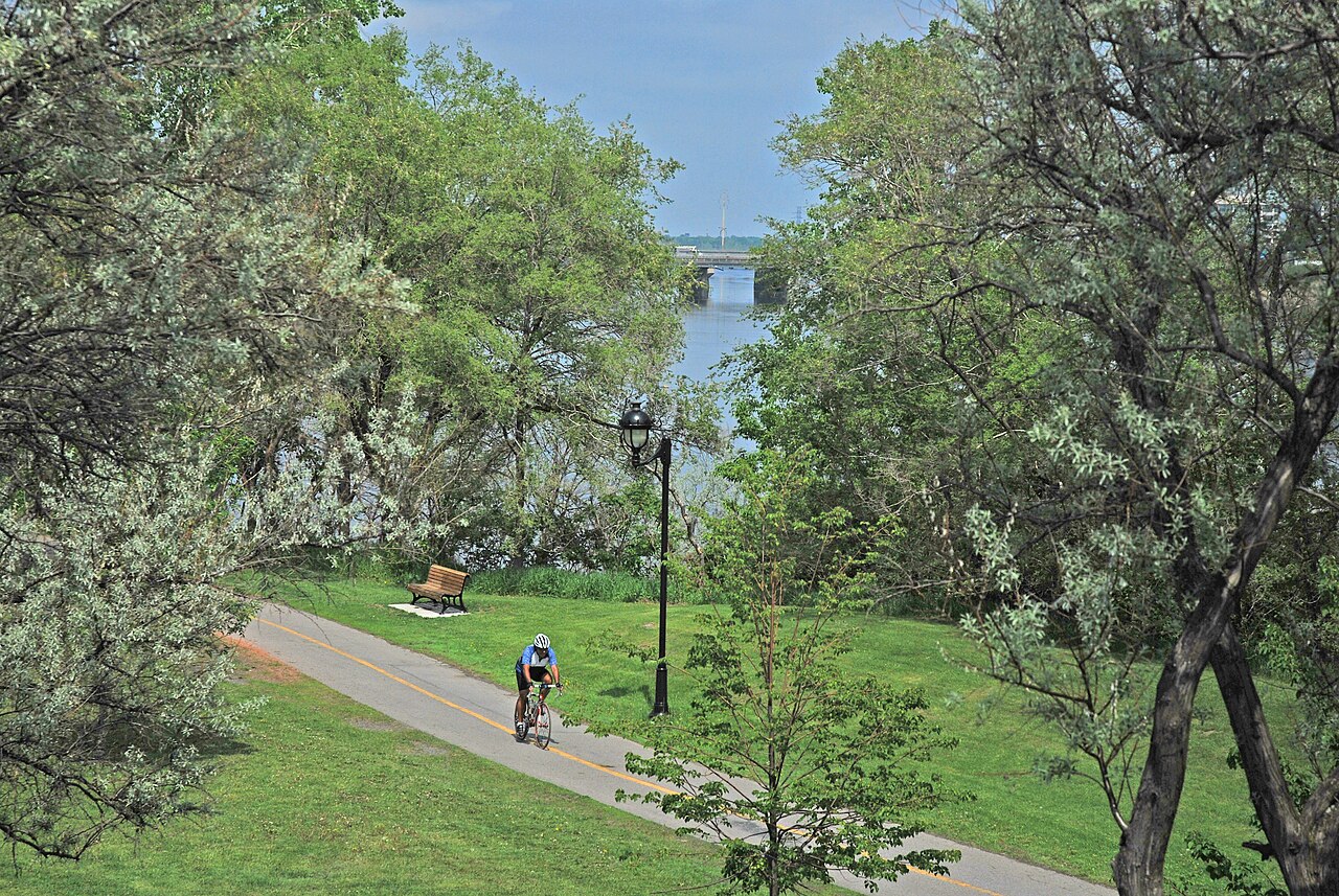 La piste cyclable des Berges à Verdun, le long du fleuve Saint-Laurent