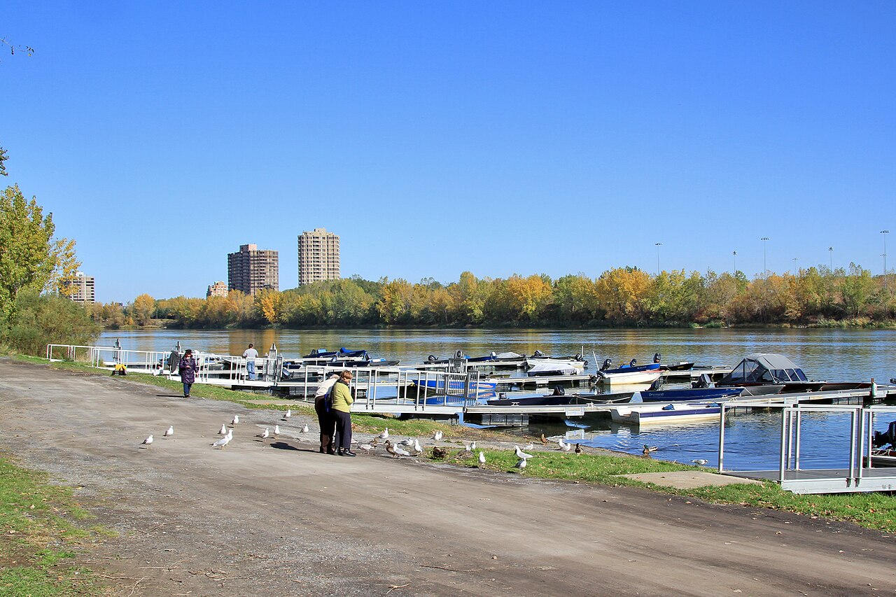 La marina de Verdun, voisine du Quai 5160, au bord du fleuve
