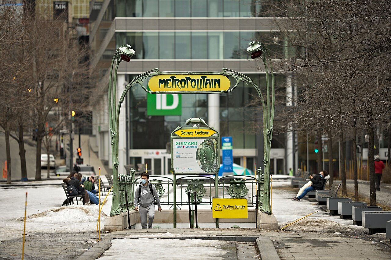 L'entrée Art nouveau de la station de métro Square-Victoria–OACI, au Quartier international