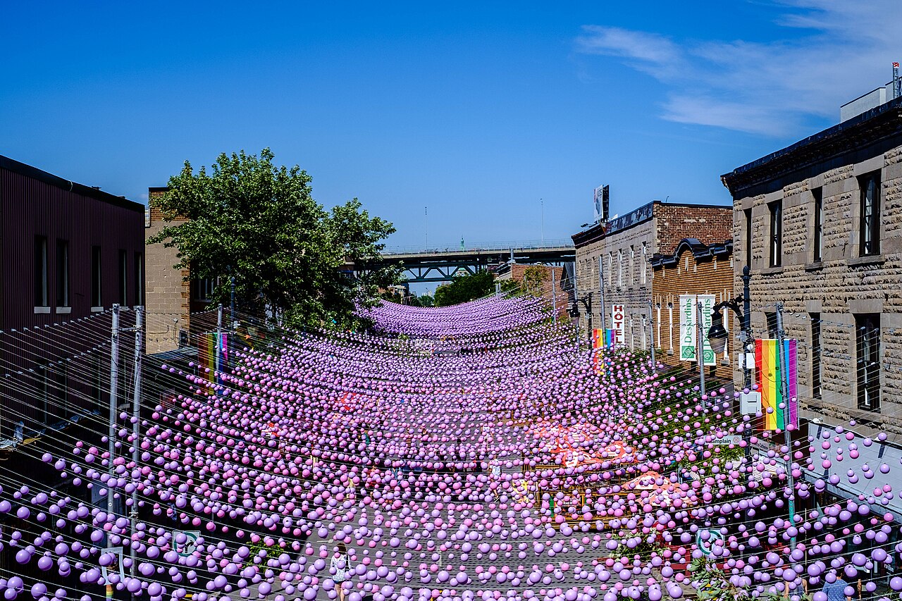 Les boules roses au-dessus de la rue Sainte-Catherine Est, dans le Village