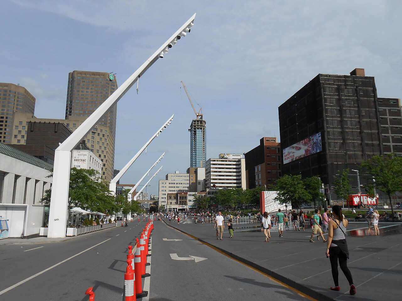 La place des Festivals et ses tours d'éclairage, au Quartier des spectacles