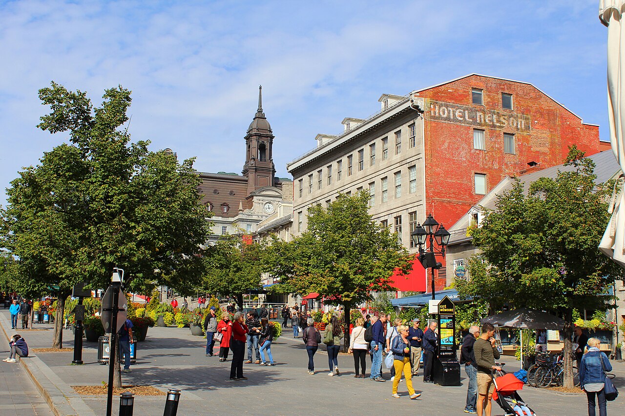 La place Jacques-Cartier et ses terrasses animées, dans le Vieux-Montréal