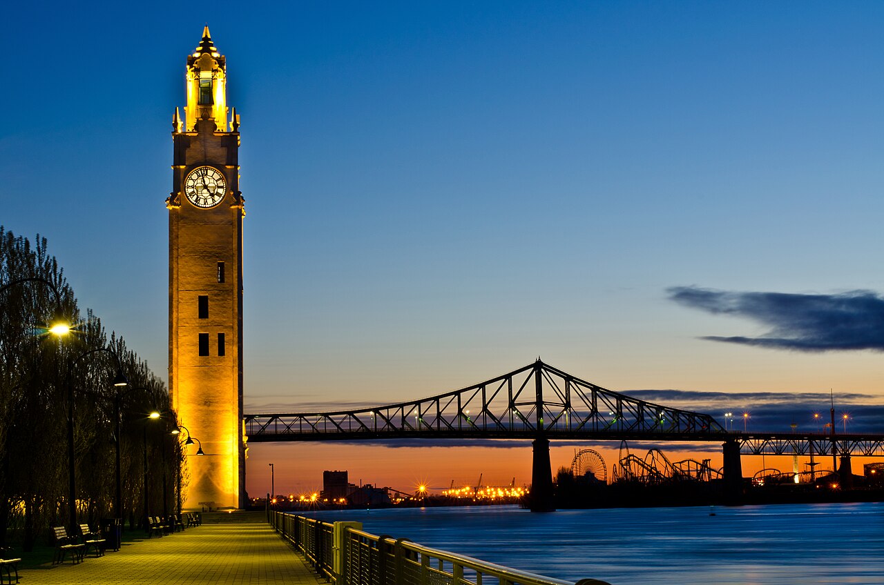 La tour de l'Horloge au lever du soleil, dans le Vieux-Port de Montréal