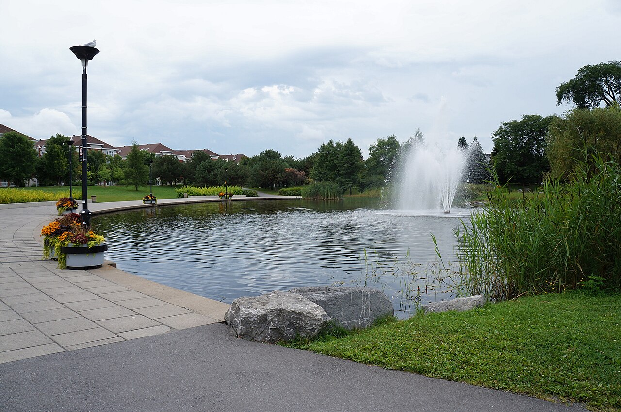 L'étang et la fontaine du parc Jarry en été