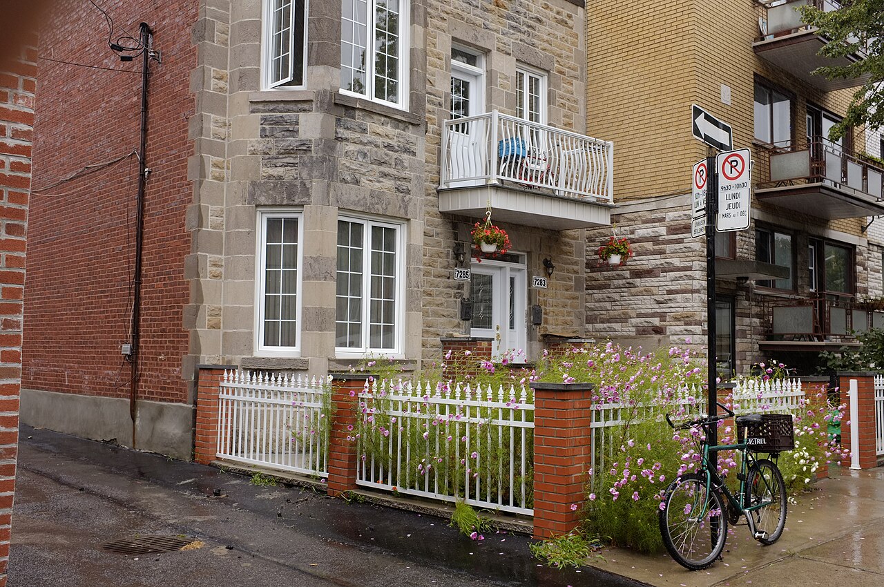 Duplex typiques de pierre et de brique dans Parc-Extension