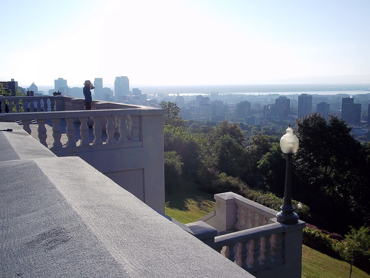 Le belvédère Summit Circle à Westmount, avec vue sur la ville