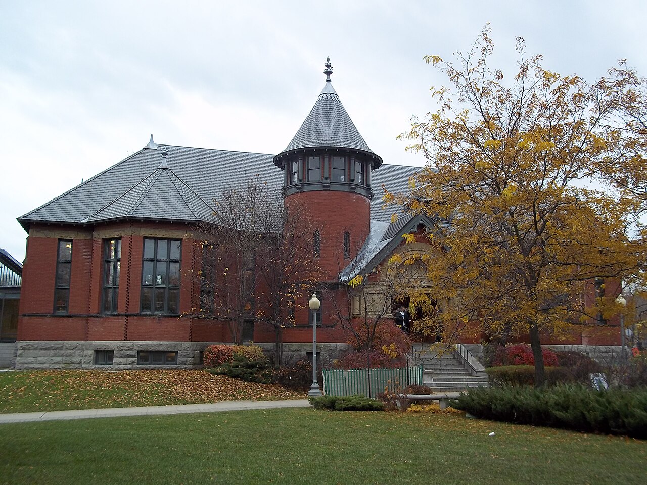 La bibliothèque publique de Westmount, bâtiment de brique rouge avec tourelle